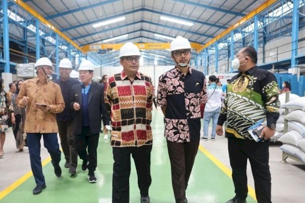 Kepala DPMPTSP Zulkifly Dampingi Wali Kota Makassar Saat Peresmian Pabrik Injeksi Pelastik