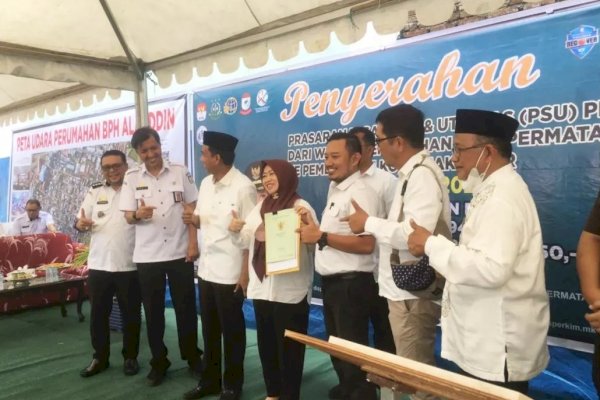 Camat Syahruddin Hadiri Penyerahan PSU Perumahan dan BPH