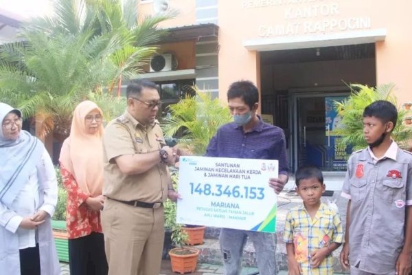 Bersama BPJS Ketenagakerjaan, Camat Syahruddin Serahkan Santunan ke Ahli Waris