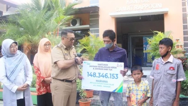 Bersama BPJS Ketenagakerjaan, Camat Syahruddin Serahkan Santunan ke Ahli Waris