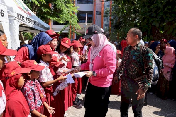 Secara Simbolis, Wawali Fatmawati Rusdi Serahkan KIA ke Anak di Kepulauan Sangkarrang