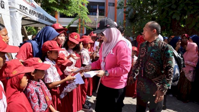 Secara Simbolis, Wawali Fatmawati Rusdi Serahkan KIA ke Anak di Kepulauan Sangkarrang