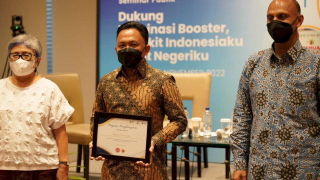 Sukses Tingkatkan Cakupan Vaksinasi di Bantaeng, Ilham Azikin Terima Penghargaan