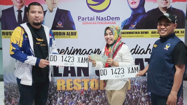 Pemenang Hadiah Mobil Jalan Sehat Restorasi NasDem Terima STNK dan Plat Mobil.