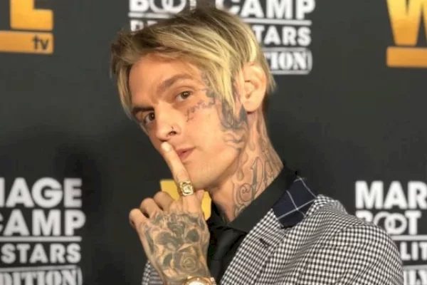 Jenazah Aaron Carter Sudah Dikremasi, Abunya Disimpan Saudara Kembar