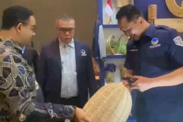 Anies Borong Gantungan Lampu Rotan di Booth DPW NasDem Sulteng