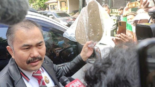 Pengacara Bawa Barbuk Sandal yang Dipakai Brigadir J Saat Tewas di Rumah Dinas Ferdy Sambo.(F-INT)