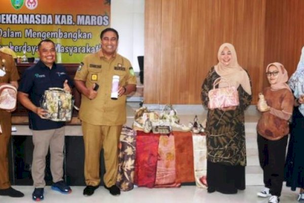 Didampingi Ketua TP-PKK, Bupati Maros HAS Chaidir Syam Buka Workshop Ecoprint