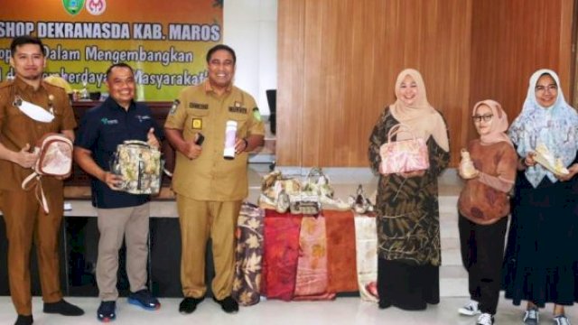 Didampingi Ketua TP-PKK, Bupati Maros HAS Chaidir Syam Buka Workshop Ecoprint