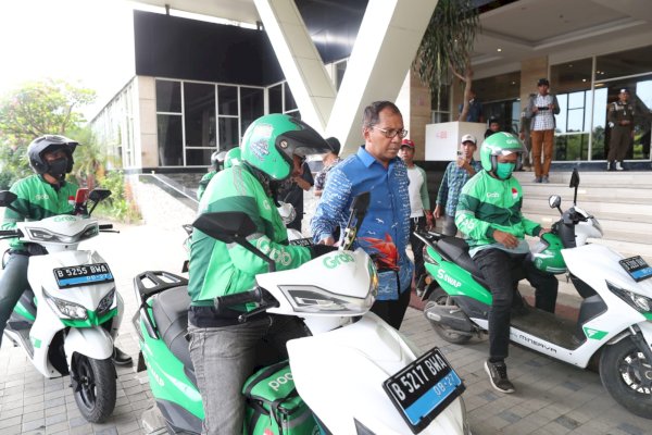 Konsisten Menggunakan Ojol, Danny Pomanto Naik Grab Menuju Lokasi Rakernis