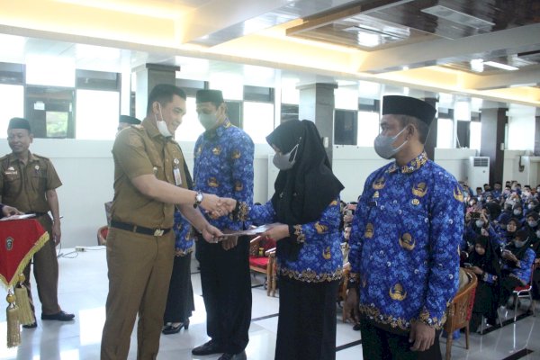 Sekda Hasbi Serahkan SK Pengangkatan PPPK Formasi Guru Lingkup Pemkab Takalar