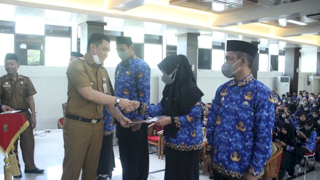 Sekda Hasbi Serahkan SK Pengangkatan PPPK Formasi Guru Lingkup Pemkab Takalar