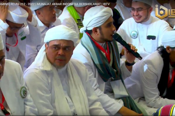 Habib Rizieq dan Massa Reuni 212 Salat Subuh Berjemaah di Masjid At-Tin