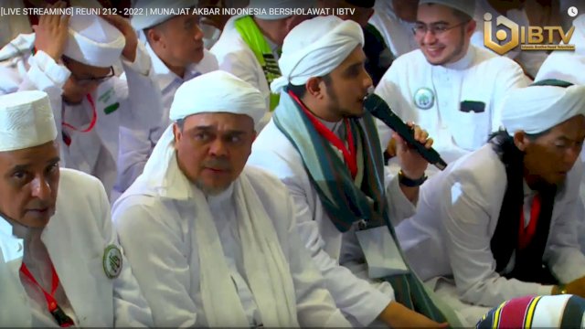 Habib Rizieq dan Massa Reuni 212 Salat Subuh Berjemaah di Masjid At-Tin