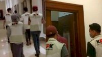 10 Jam Geledah Ruang Kerja Gubernur, Wagub, dan Sekda Jatim, KPK Bawa 3 Koper