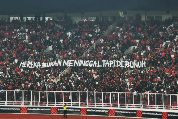 Spanduk &#8220;Mereka Bukan Meninggal tapi Dibunuh&#8221; Ingatkan Tragedi Kanjuruhan Saat Laga Indonesia Vs Kamboja