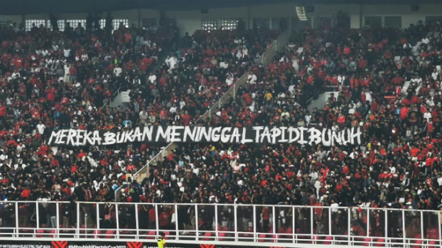 Spanduk &#8220;Mereka Bukan Meninggal tapi Dibunuh&#8221; Ingatkan Tragedi Kanjuruhan Saat Laga Indonesia Vs Kamboja