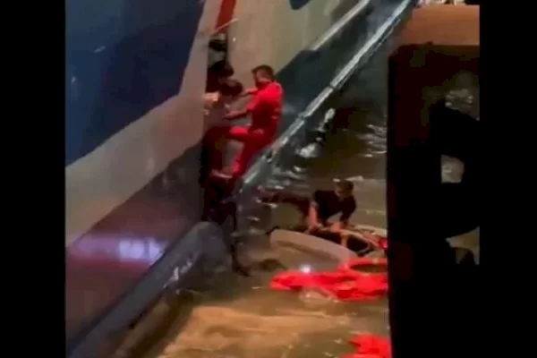 Mobil Tercebur ke Laut Saat Masuk Kapal di Pelabuhan Merak, 2 Orang Dibawa ke RS