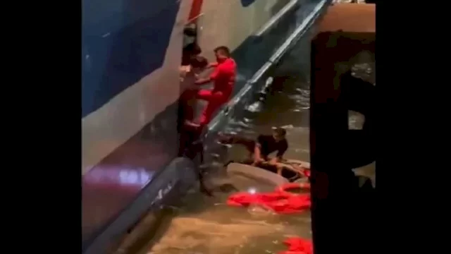 Mobil Tercebur ke Laut Saat Masuk Kapal di Pelabuhan Merak, 2 Orang Dibawa ke RS