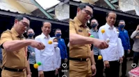 Didampingi Ridwan Kamil, Jokowi Main Lato-lato di Pasar Subang