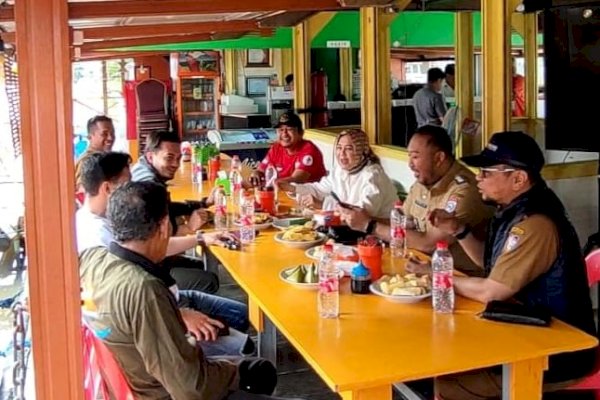 Santai Bersama Warga, Wawali Makassar Fatmawati Rusdi Awali Agenda dengan Secangkir Teh dan Kue Tradisional di Cafe Terapung Lorong Wisata Sydney