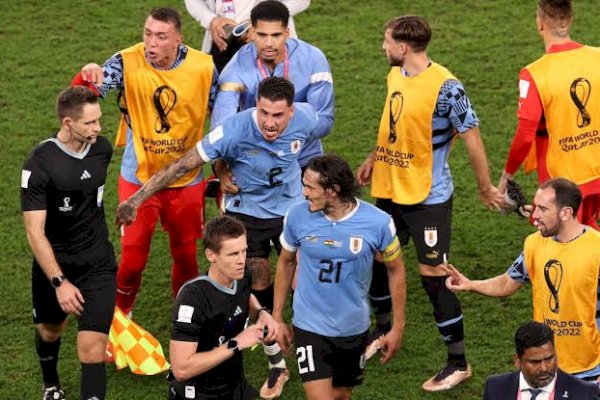 Reaksi Pemain Uruguay usai Out dari Piala Dunia: Kejar Wasit &#038; Rusak VAR