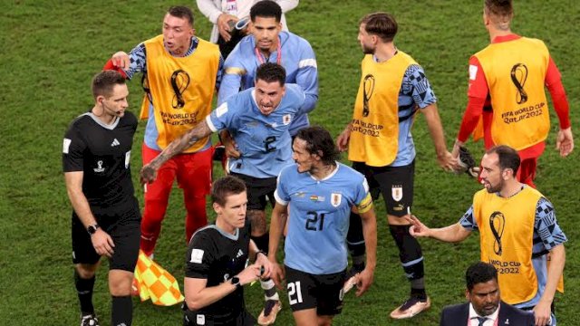 Reaksi Pemain Uruguay usai Out dari Piala Dunia: Kejar Wasit &#038; Rusak VAR