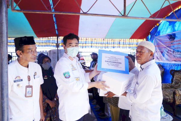 Tingkatkan Kesejahteraan Masyarakat, Bupati Yusran Bagikan Bibit Rumput Laut