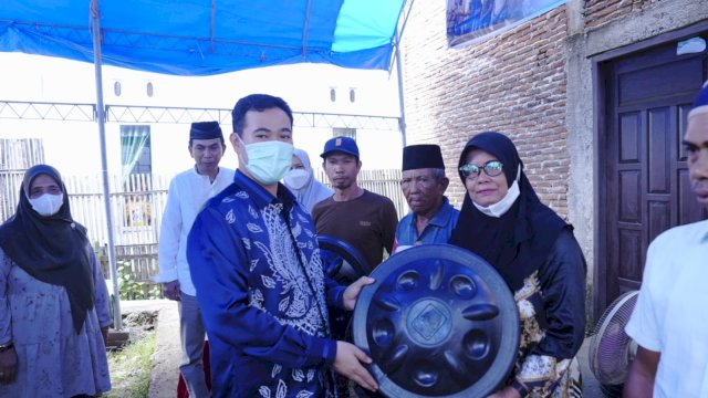 Bupati Yusran Bagikan Bak Penampungan Air Bersih Untuk Warga Pangkep di 4 Kecamatan