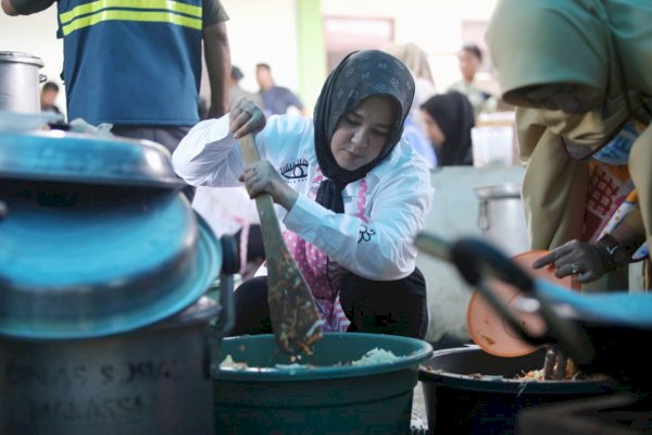 Turun Langsung Pastikan Kebutuhan Pengungsi, Wawali Makassar Fatmawati Rusdi Masak Makanan Untuk Korban Banjir