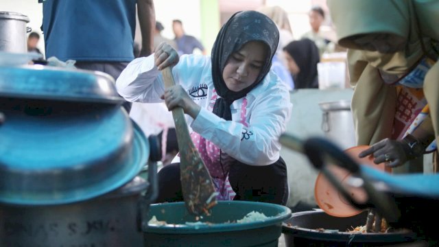 Turun Langsung Pastikan Kebutuhan Pengungsi, Wawali Makassar Fatmawati Rusdi Masak Makanan Untuk Korban Banjir