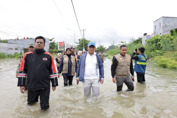 Pemkot Makassar Siapkan 11 Titik Pengungsian di Antang, Wali Kota Danny Beri Bantuan Korban Banjir di Katimbang