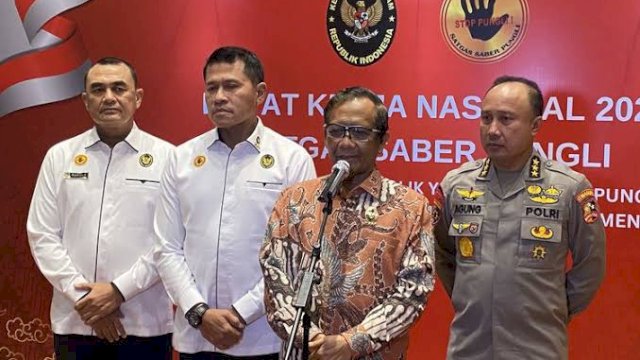 Di Hadapan Satgas Saber Pungli, Mahfud: Tak Usah Pura-pura Soal Aparat Beking Tambang