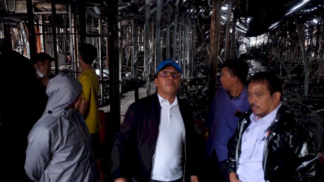 Diguyur Hujan Deras, Danny Pomanto Kunjungi Pasar Sentral Pasca Kebakaran