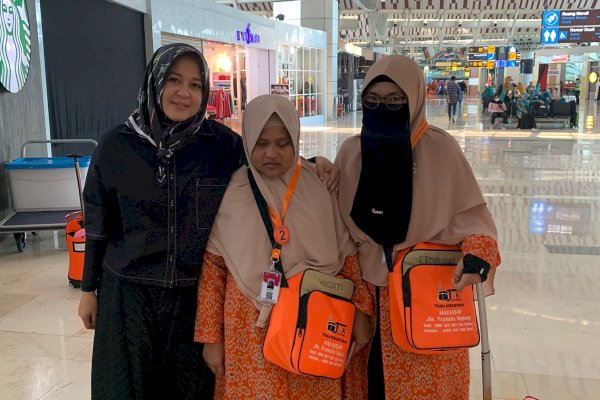 Luar Biasa! Berhati Mulia, Fatmawati Rusdi Berangkatkan Umrah Qoriah Tunanetra Asal Kabupaten Sidrap