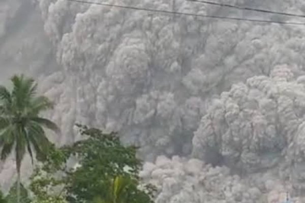 Kepanikan Warga Desa Kala Semeru Muntahkan Awan Panas 7 Km