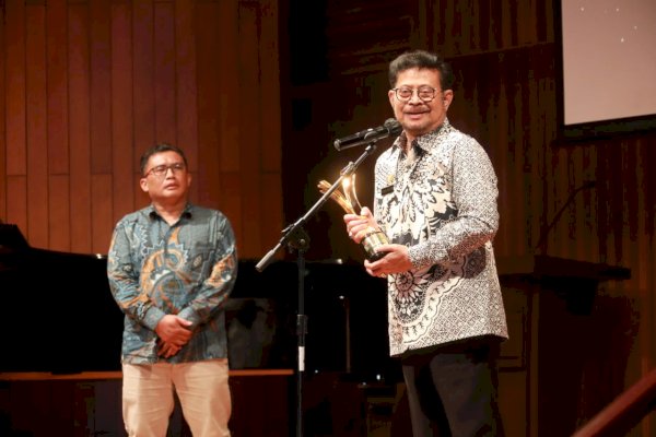 Terima Penghargaan di Gatra Awards 2022, Mentan : Petani Kita Tidak Mundur, Mereka Pahlawan yang Harus Kita Hormati