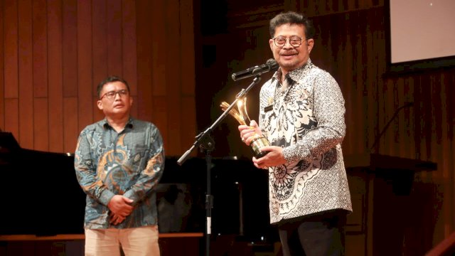 Terima Penghargaan di Gatra Awards 2022, Mentan : Petani Kita Tidak Mundur, Mereka Pahlawan yang Harus Kita Hormati