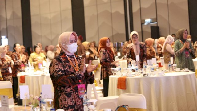 Hadiri Ladies Program Apeksi XV, Indira Apresiasi Desainer Lokal Padang