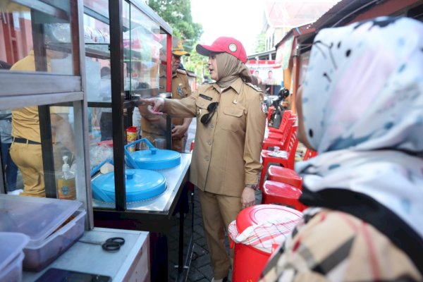 Kunjungi Longwis, Fatmawati Rusdi Sarapan Nasi Kuning Di Lorong