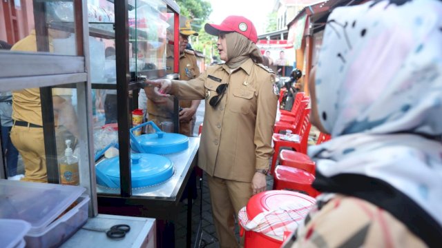 Kunjungi Longwis, Fatmawati Rusdi Sarapan Nasi Kuning Di Lorong