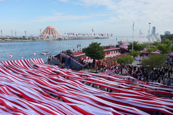 5.005 Meter Bendera Merah Putih Selimuti Anjungan Losari