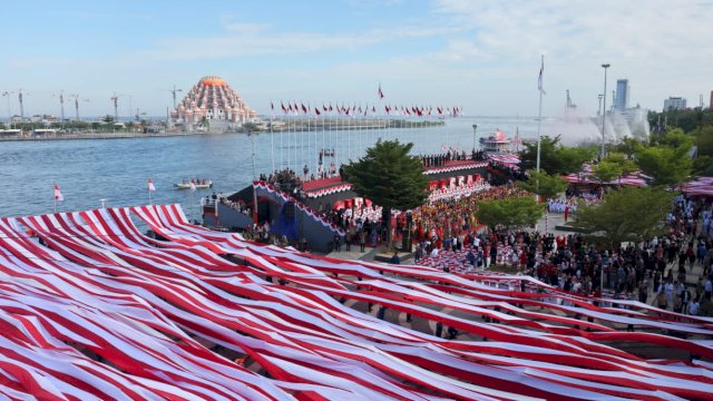 5.005 Meter Bendera Merah Putih Selimuti Anjungan Losari