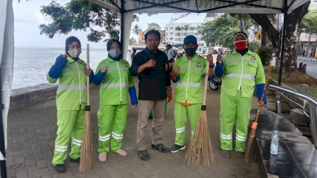 Sukseskan F8, Camat Sangkarrang Turunkan Petugas Kebersihan