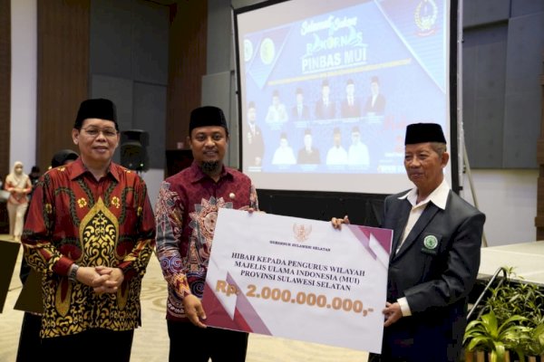 Gubernur Andi Sudirman Serahkan Hibah Rp2 Miliar ke MUI dan Rp1 ke BAZNAS