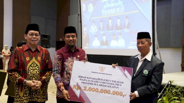 Gubernur Andi Sudirman Serahkan Hibah Rp2 Miliar ke MUI dan Rp1 ke BAZNAS