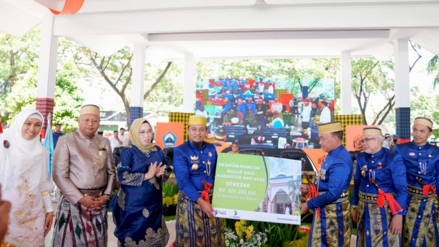 Gubernur Sulsel Serahkan Bantuan RP 800 Juta untuk Masjid Raya Bantaeng