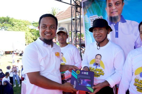 Gubernur Andi Sudirman Serahkan Peralatan Smart School ke Sekolah-sekolah SMA