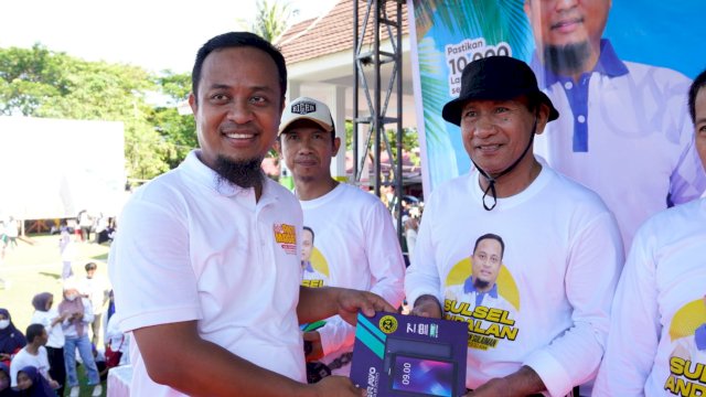 Gubernur Andi Sudirman Serahkan Peralatan Smart School ke Sekolah-sekolah SMA  