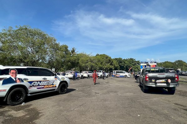 Keren! Jejeran Mobil Branding Logo NasDem dan Tulisan “Anies Presiden 2024” Padati Bandara Sultan Hasanuddin Makassar